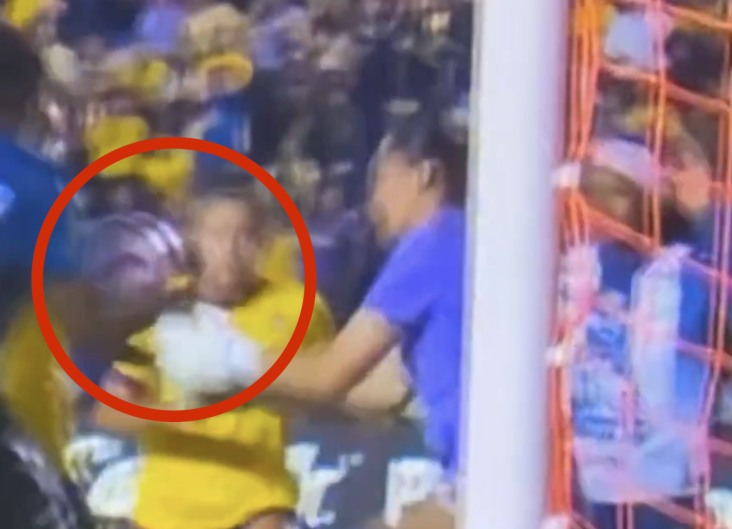 Ohale Osinachi agarró el esférico con la mano para evitar la llegada de las rivales.