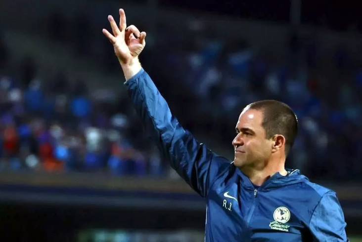 El brasileño desplazo a entrenadores como Raúl Cárdenas, Ignacio Trelles, Manuel Lapuente y Ricardo Ferretti, quienes también lograron dirigir tres finales de manera consecutiva. 