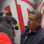 El dueño del club azulcrema fue empapado de cerveza por los seguidores de los Diablos Rojos.