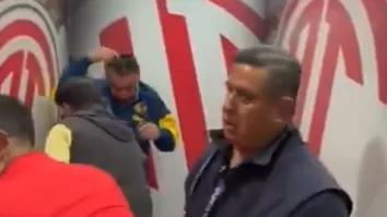 El dueño del club azulcrema fue empapado de cerveza por los seguidores de los Diablos Rojos.