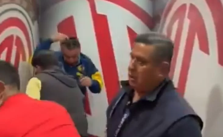 El dueño del club azulcrema fue empapado de cerveza por los seguidores de los Diablos Rojos.