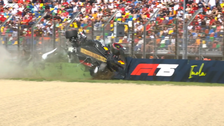 Gracias al 'halo' el piloto japones no perdió la vida, quien posteriormente logró comunicarse con su equipo por radio indicando que estaba bien.