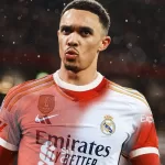 Arnold tendrá un contrato hasta el 2031, y el club blanco tuvo que desembolsar al Liverpool 10 millones de euros para hacerse de lo servicios del defensa inglés.