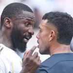 En los últimos minutos del partido el defensa merengue se enfrasco en una discusión con Gustavo Cabral, donde el alemán se quejó de un manotazo en la cara.