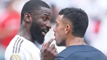 En los últimos minutos del partido el defensa merengue se enfrasco en una discusión con Gustavo Cabral, donde el alemán se quejó de un manotazo en la cara.