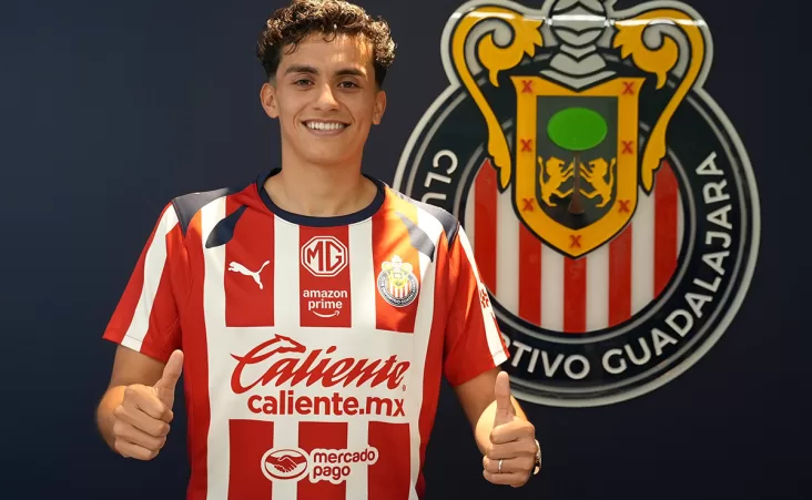 El jugador defensivo nació en Phoenix, Arizona, de padres mexicanos firmó su contrato con el club rojiblanco.