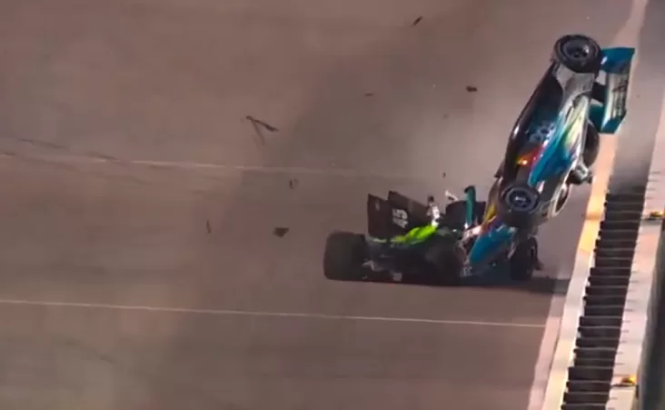 En la vuelta 132 de la carrera, Foster se impactó contra la barda del circuito y ocasionó un aparatoso choque.