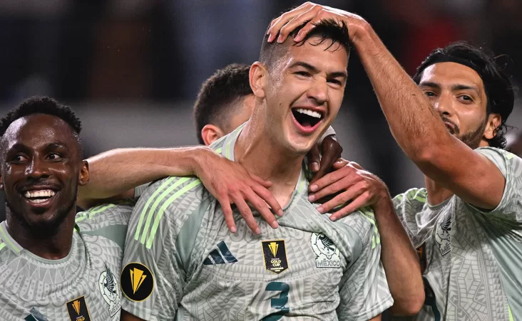 Montes se hizo presente en el segundo tiempo, donde quitó presión a sus compañeros delanteros por la falta de gol.