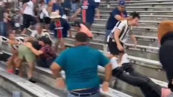 En un video que circula en redes se ve como la afición del club sudamericano está agrediendo a un persona que no lleva indumentaria de ningún club.