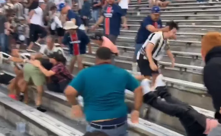 En un video que circula en redes se ve como la afición del club sudamericano está agrediendo a un persona que no lleva indumentaria de ningún club.
