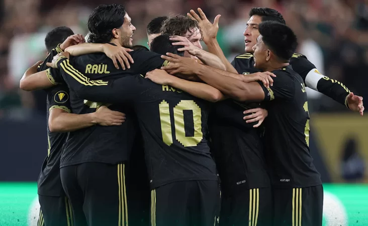 La marca Adidas quien ahora viste a la Selección Mexicana pagó  80 millones de dólares, pero por un contrato a largo plazo.