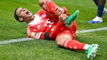 Donnarumma cayó en el alemán, y después de hacerle palanca, se aprecia, cómo se le rompió el pie.