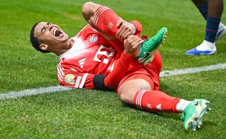 Donnarumma cayó en el alemán, y después de hacerle palanca, se aprecia, cómo se le rompió el pie.