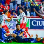 El primer gol lo anotó Johan Rojas, quien sacó un cañonazo  al arquero de Gallos Blancos para el 1 a 0.