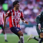 Hugo Camberos en el minuto 76, cayó dentro del área tras una carga de Sebastián Santos, pero el árbitro no sancionó.