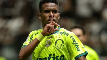 El Chelsea acordó con el Palmeiras en el 2024 el traspaso del jugador de 18 años por 45 millones de euros más 20 en variables.