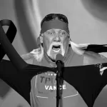 Hoy jueves médicos fueron a la casa de Hogan en Clearwater, Florida para trasladar al ex luchador al hospital más cercano, en donde fue declarado muerto.