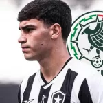 Simeone nació en el Río de Janeiro, Brasil, y cuenta con 18 años de edad y su posición es mediocampista de contención.