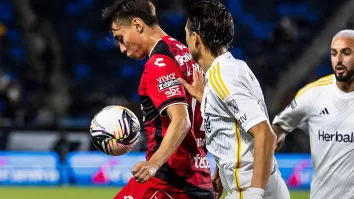El empate llegó para los Xolos gracias al joven Gil Mora con un disparo desde fuera del área al minuto 21.