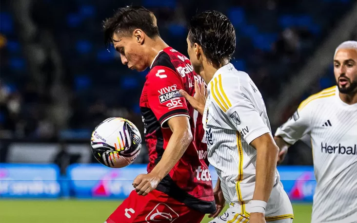 El empate llegó para los Xolos gracias al joven Gil Mora con un disparo desde fuera del área al minuto 21.