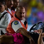 El accidente fue ocasionado después de que Corral buscaba la posesión del balón, por lo que la jugadora azulgrana Mapi León elevó la pierna y con el tachón impactó la cara de la delantera.