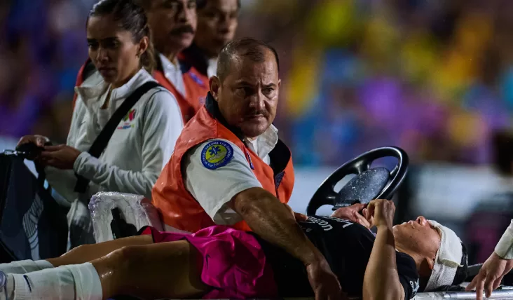 El accidente fue ocasionado después de que Corral buscaba la posesión del balón, por lo que la jugadora azulgrana Mapi León elevó la pierna y con el tachón impactó la cara de la delantera.