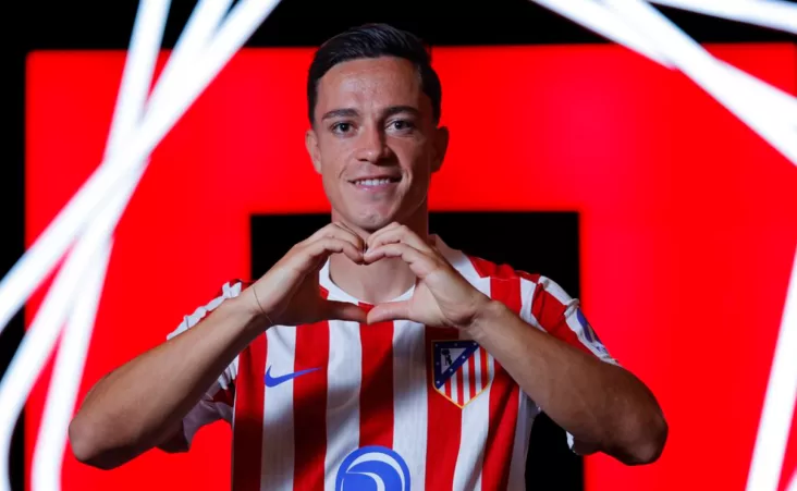 Giacomo Raspadori fue formado en las categorías inferiores del Sassuolo desde 2009, y logró debutar con el primer equipo el 26 de mayo de 2019 frente a la Atalanta.