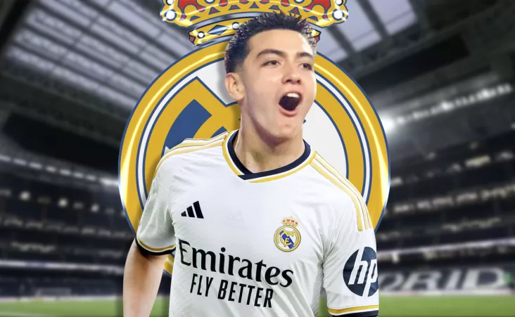 Mora tuvo su debut en primera división el 18 de agosto del 2024, por el entrenador Juan Carlos Osorio.