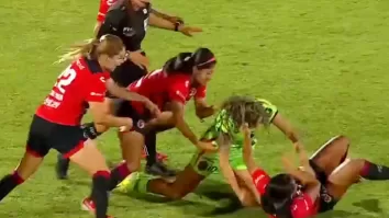 Dicha bronca se presentó en el minuto 24 en el Estadio Olímpico Benito Juárez, cuando ambas disputaban el balón.