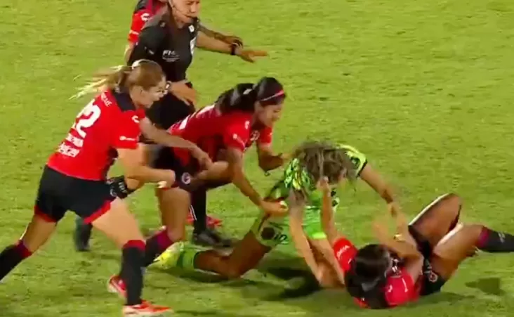 Dicha bronca se presentó en el minuto 24 en el Estadio Olímpico Benito Juárez, cuando ambas disputaban el balón.