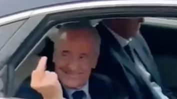 Al parecer el presidente blanco se equivoco pero aún se desconoce eso, pero en su semblante se ve contento.