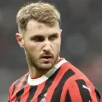 El atacante Arnaud Kalimuendo, del Rennes, nació en 2002, marcó 18 goles en 34 partidos con el club francés la temporada pasada.