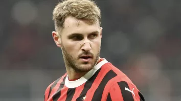 El atacante Arnaud Kalimuendo, del Rennes, nació en 2002, marcó 18 goles en 34 partidos con el club francés la temporada pasada.