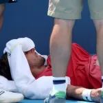 El jugador galo estaba un set abajo y 2-2 en la segunda manga cuando se desplomó en el suelo durante un saque de su rival.