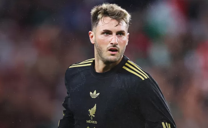 El delantero del Feyenoord, que también ha brillado con el Milan en Europa, cargaba críticas por su rendimiento en Selección.