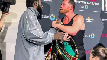En plena rueda de prensa, Crawford sorprendió al devolverle los cinturones a Canelo.