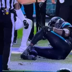 El receptor fue atendido de inmediato por el personal médico y retirado del campo con férula, mientras los aficionados lo ovacionaban.