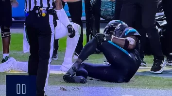 El receptor fue atendido de inmediato por el personal médico y retirado del campo con férula, mientras los aficionados lo ovacionaban.