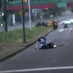 El atleta que sufrió el accidente es el colombiano Francisco Sanclemente, quien encabezaba la competencia, perdió el control de su vehículo al pasar sobre un hoyo en el kilómetro 20, lo que lo llevó al suelo.