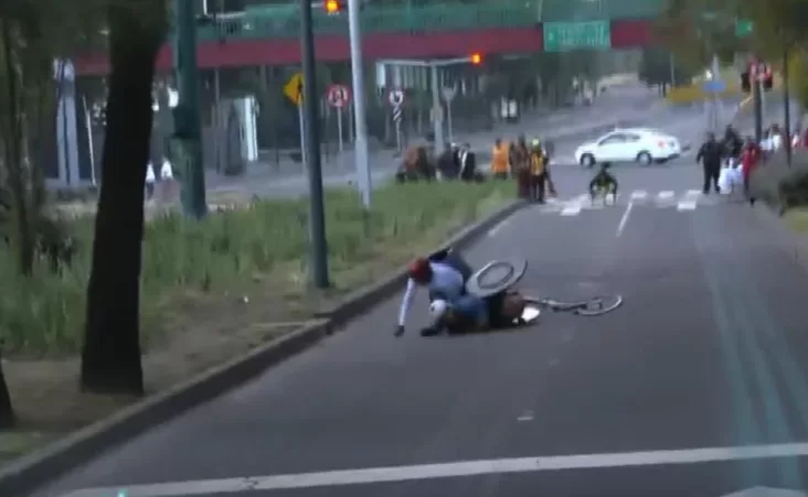El atleta que sufrió el accidente es el colombiano Francisco Sanclemente, quien encabezaba la competencia, perdió el control de su vehículo al pasar sobre un hoyo en el kilómetro 20, lo que lo llevó al suelo.