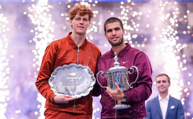 El primer set fue una muestra de poderío del murciano, quien con un tenis avasallador quebró en dos ocasiones el servicio de Sinner para imponerse con un contundente 6-2.