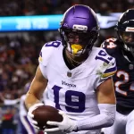 El mariscal novato, de apenas 22 años, arrancó con dudas, presionado por la defensa local e incluso lanzó una intercepción que Nahshon Wright convirtió en pick six.