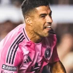 El veterano atacante de 38 años ofreció disculpas días después del incidente, pero el castigo lo mantendrá lejos de las canchas en un momento clave para el club de Lionel Messi.