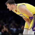 La noticia llega en un momento crítico: el equipo ya sufre la baja de LeBron James, y ahora pierde a su referente ofensivo.