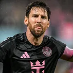 El anuncio se hizo oficial a través de un video publicado en las redes sociales del club, donde se observa a Messi firmando su nuevo contrato en las instalaciones del Miami Freedom Park.