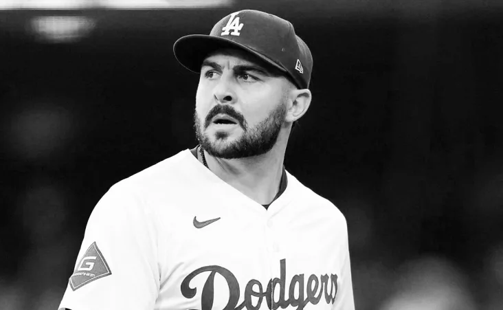 El manager Dave Roberts confirmó que Vesia no viajó con el equipo y que están evaluando la situación “día a día”.
