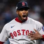 El regreso más doloroso de la noche fue el de Aroldis Chapman, quien, con su nueva camiseta de los Red Sox, cerró el juego con el mismo silencio que Crochet había tejido a lo largo de la noche.