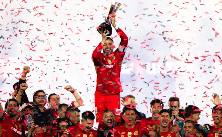 El encuentro comenzó con polémica. Un penalti señalado por Iván Bartón al 25’ abrió el marcador a favor del Galaxy gracias a Diego Fagúndez.