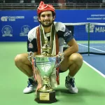 El camino de Vacherot fue de película: desde las rondas de clasificación hasta vencer a figuras de la talla de Holger Rune, Novak Djokovic y finalmente a su propio primo en la final.