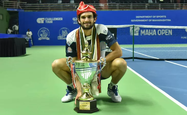 El camino de Vacherot fue de película: desde las rondas de clasificación hasta vencer a figuras de la talla de Holger Rune, Novak Djokovic y finalmente a su propio primo en la final.